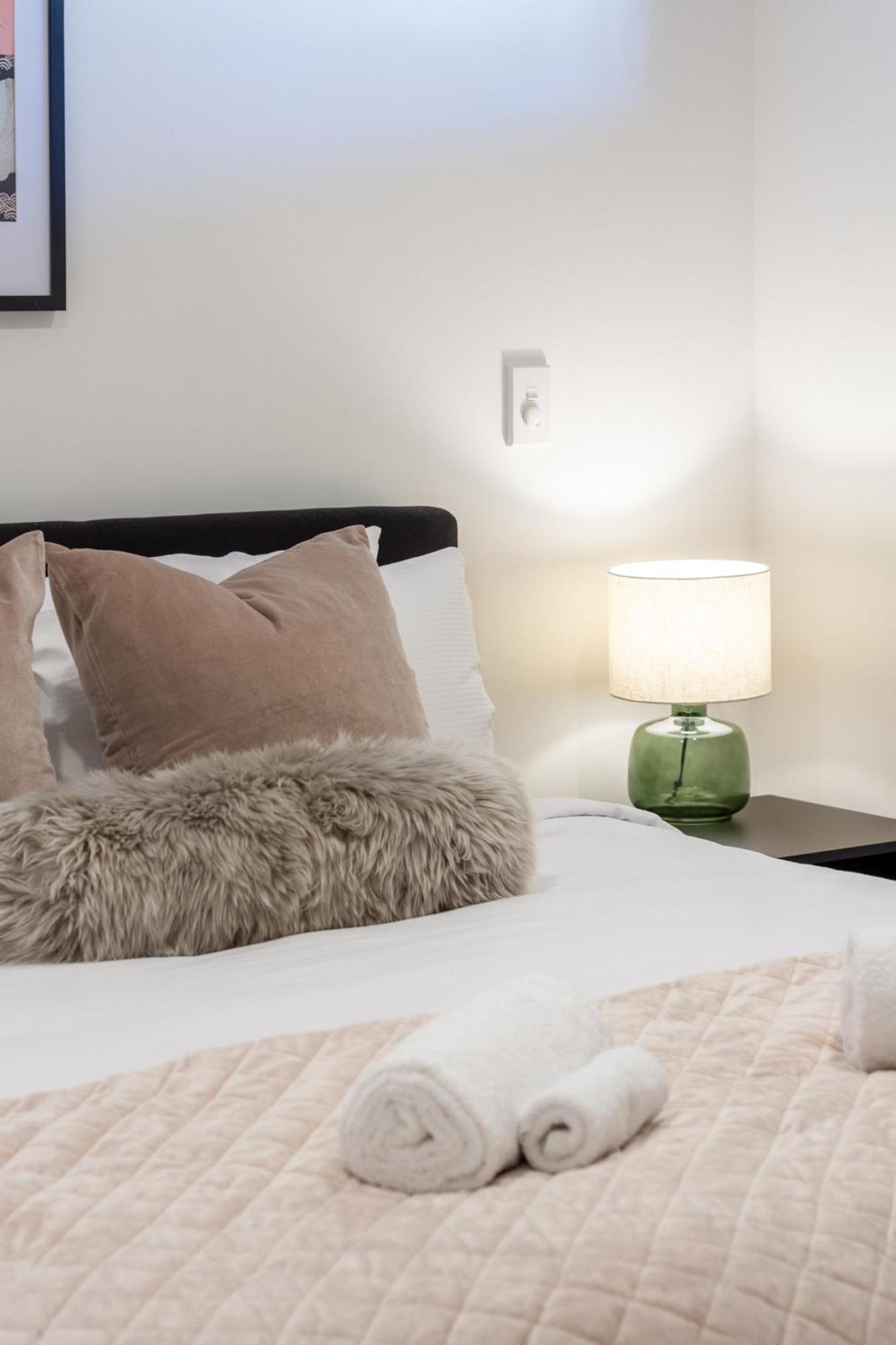 Cozy 1-Bed Apartment With Park Views, Sleeps 4 Christchurch Esterno foto