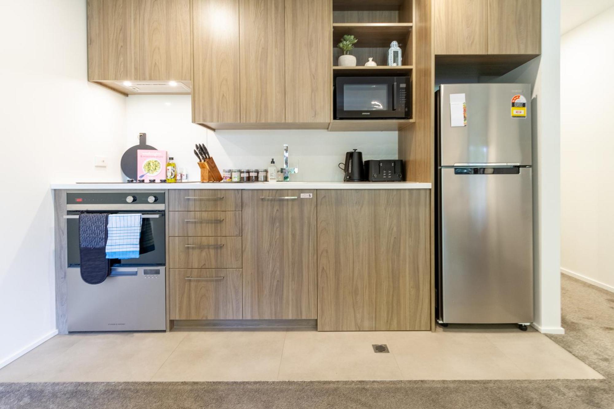 Cozy 1-Bed Apartment With Park Views, Sleeps 4 Christchurch Esterno foto