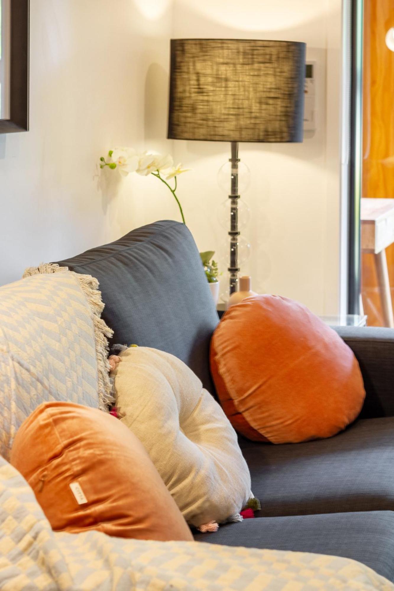 Cozy 1-Bed Apartment With Park Views, Sleeps 4 Christchurch Esterno foto