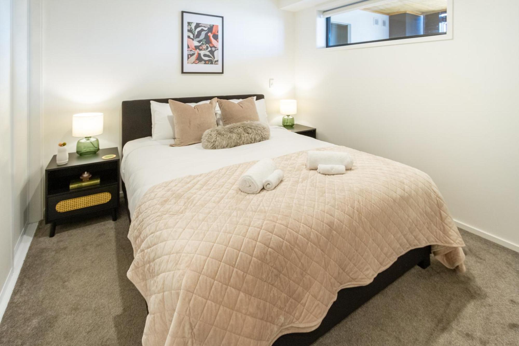 Cozy 1-Bed Apartment With Park Views, Sleeps 4 Christchurch Esterno foto