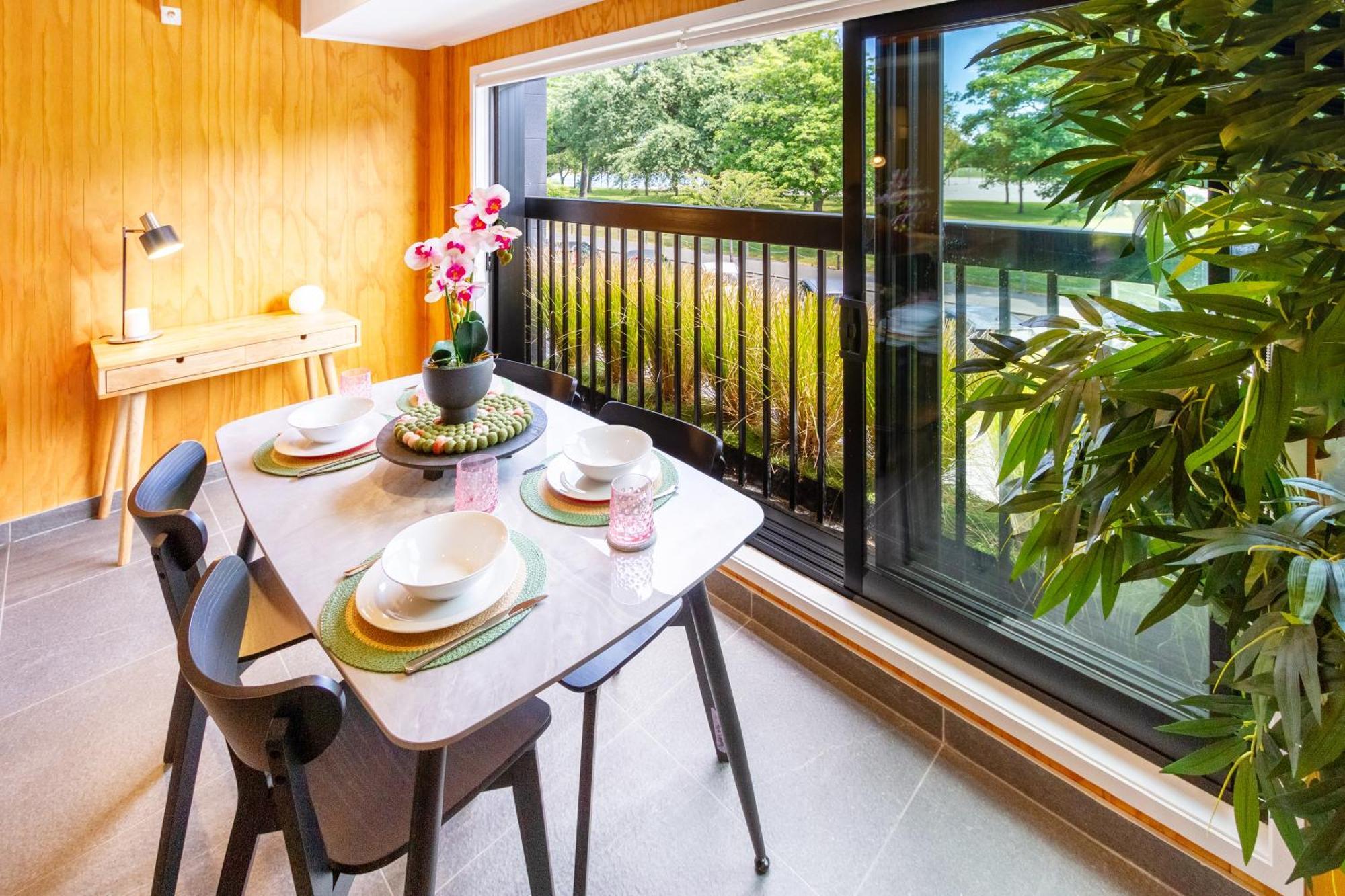 Cozy 1-Bed Apartment With Park Views, Sleeps 4 Christchurch Esterno foto