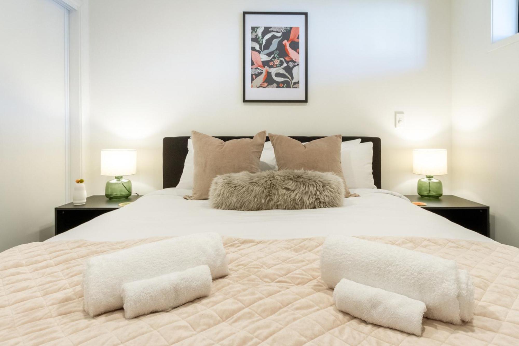 Cozy 1-Bed Apartment With Park Views, Sleeps 4 Christchurch Esterno foto