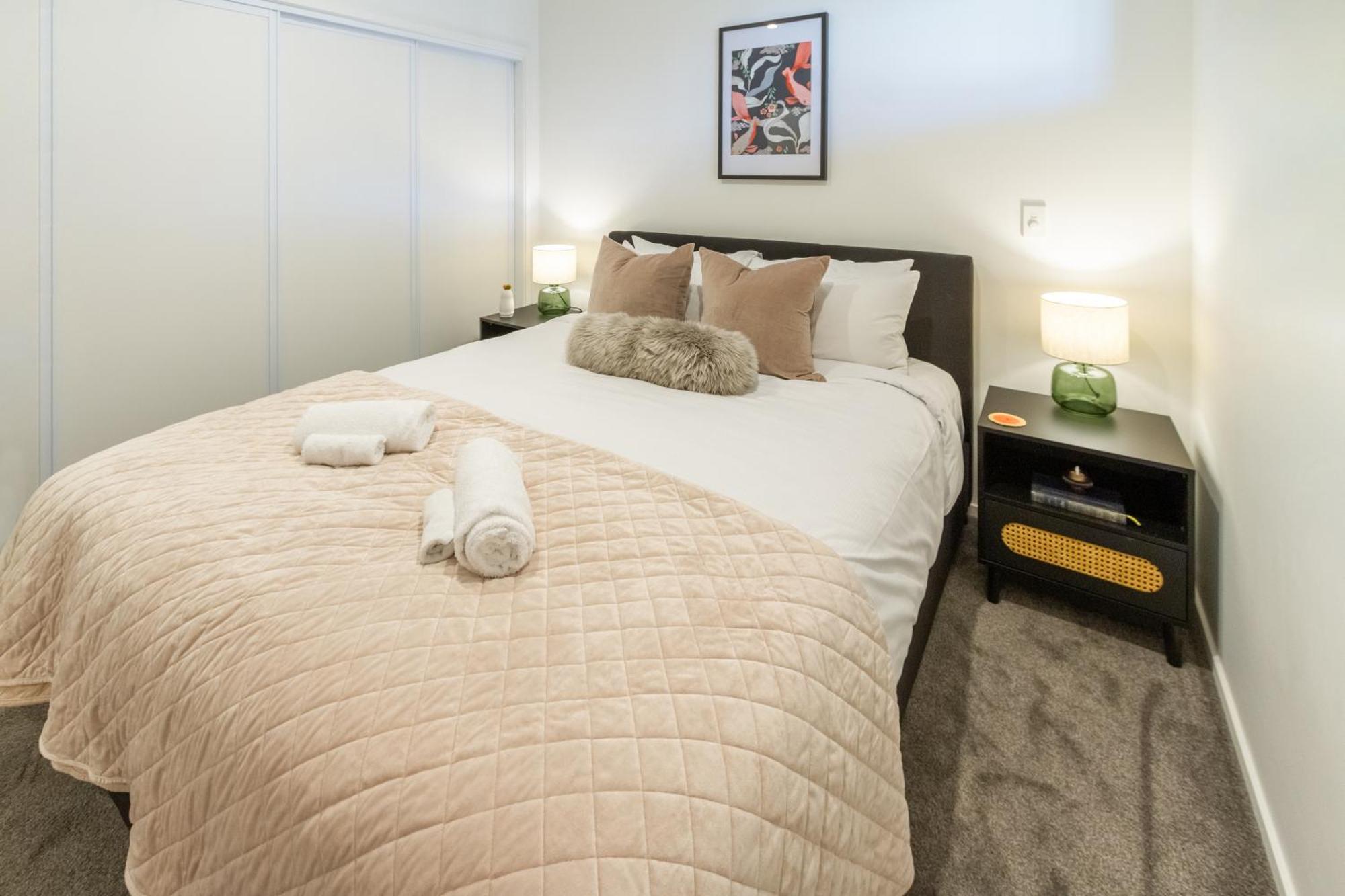 Cozy 1-Bed Apartment With Park Views, Sleeps 4 Christchurch Esterno foto