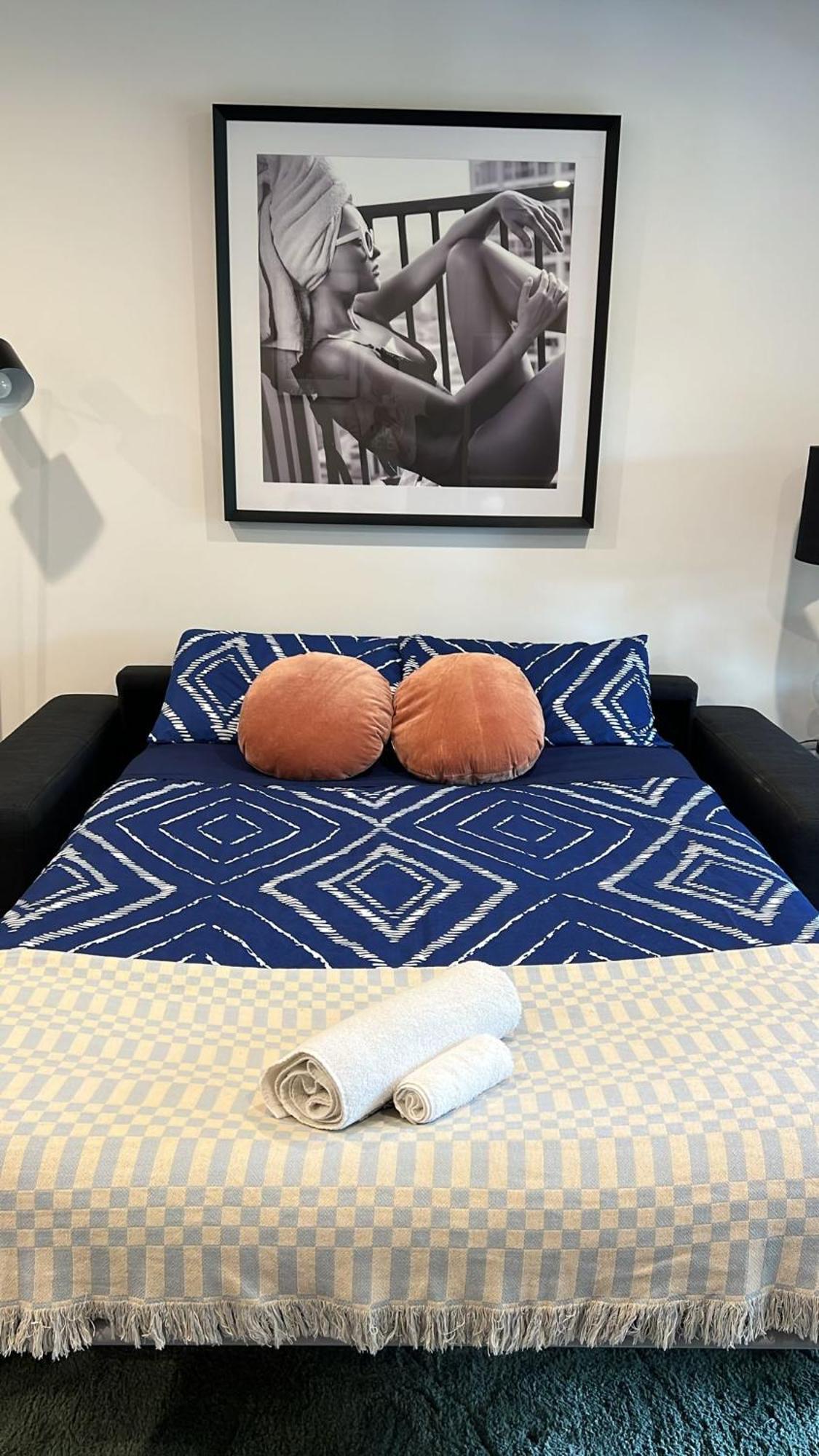 Cozy 1-Bed Apartment With Park Views, Sleeps 4 Christchurch Esterno foto